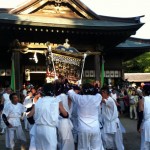 八幡宮拝殿前の神輿